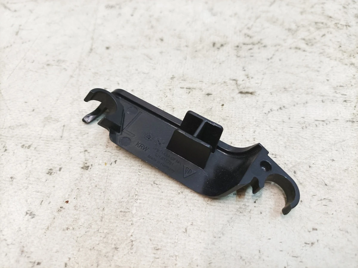 Направляющая ленты ремня безопасности левая Porsche Taycan 9J1857781