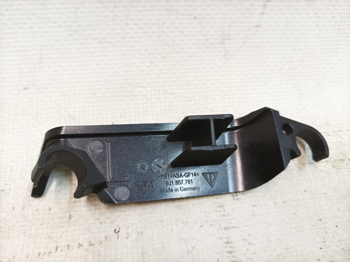 Направляющая ленты ремня безопасности левая Porsche Taycan 9J1857781