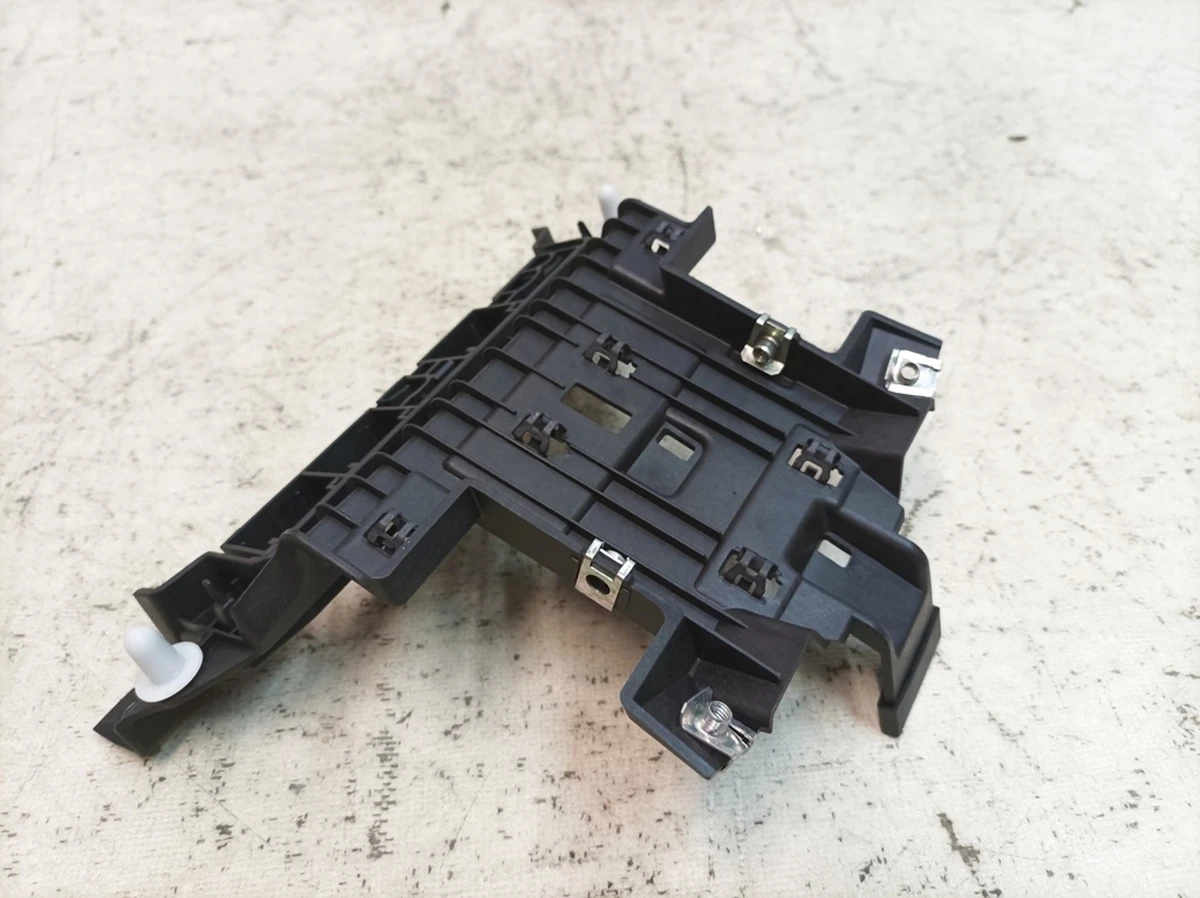 Кронштейн центральной консоли верхний Porsche Taycan 9J1858213