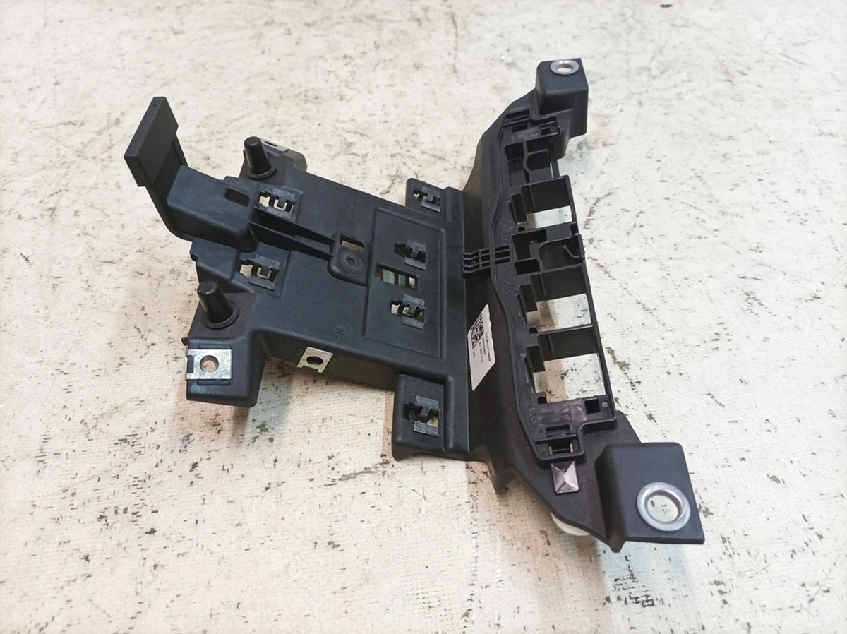 Кронштейн центральной консоли верхний Porsche Taycan 9J1858213