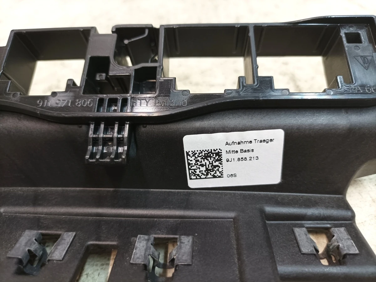 Кронштейн центральной консоли верхний Porsche Taycan 9J1858213