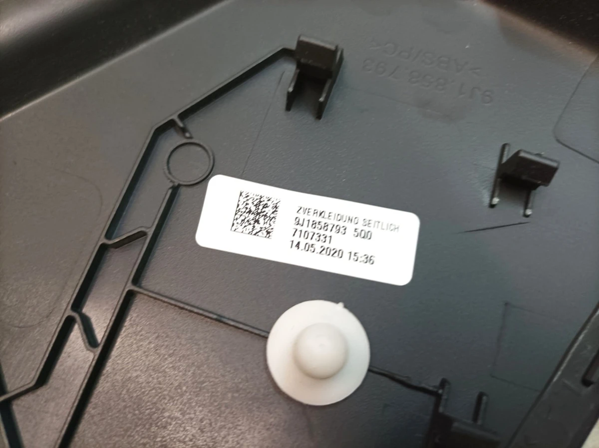 Облицовка боковая центральной консоли левая  5Q0 Porsche Taycan 9J1858793