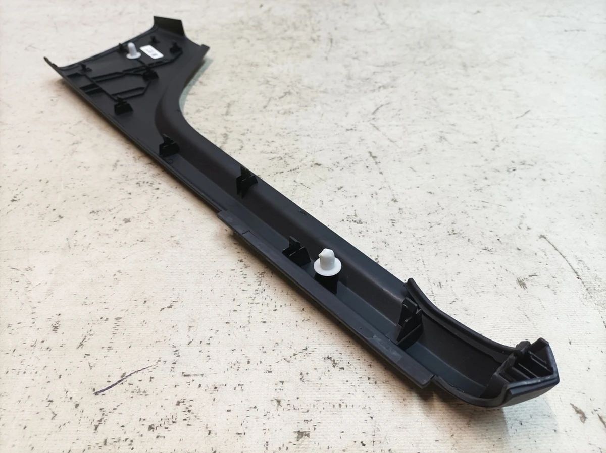 Облицовка боковая центральной консоли правая 5Q0 Porsche Taycan 9J1858794