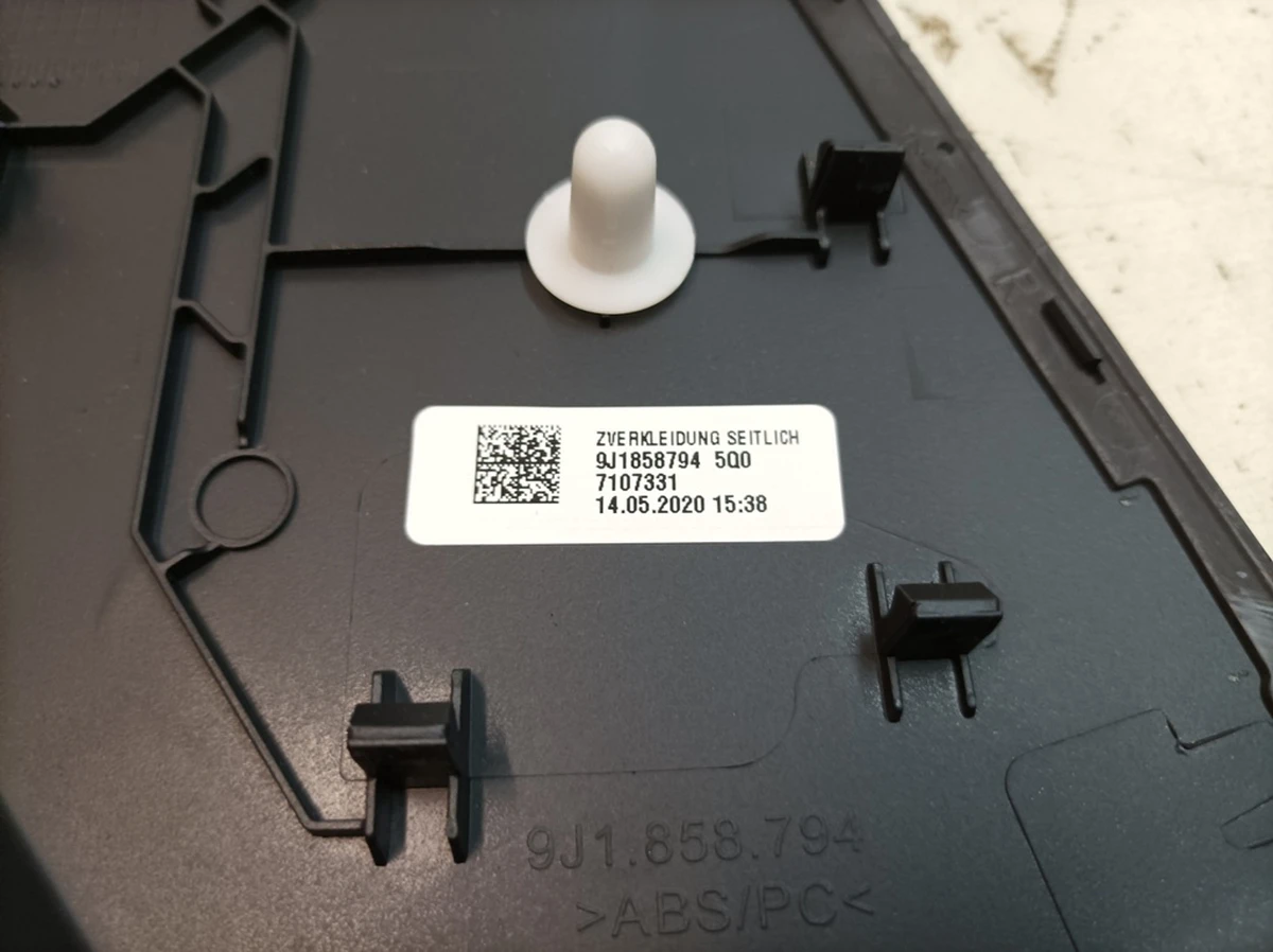 Облицовка боковая центральной консоли правая 5Q0 Porsche Taycan 9J1858794