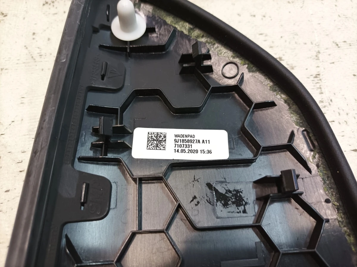 Облицовка центральной консоли левая A11 Кожа Porsche Taycan 9J1858927A