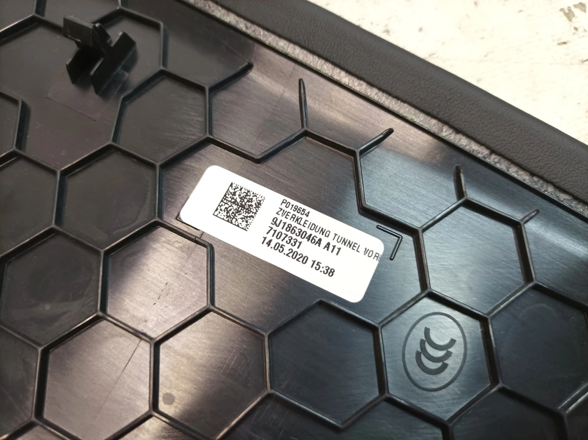 Облицовка центральной консоли правая A11 Кожа Porsche Taycan 9J1863046A