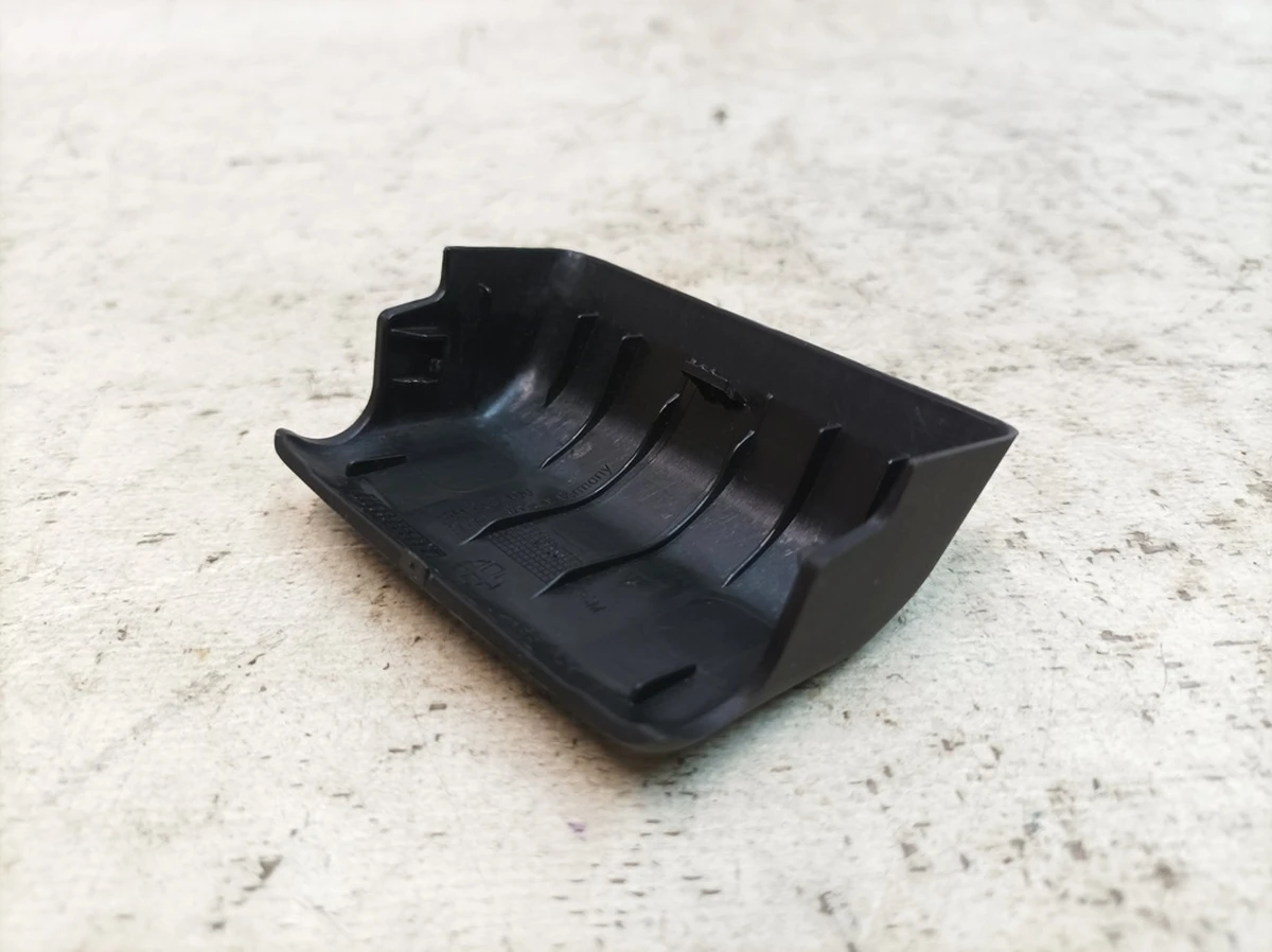 Накладка петлі підлокітника центральної консолі Porsche Taycan 9J1863100