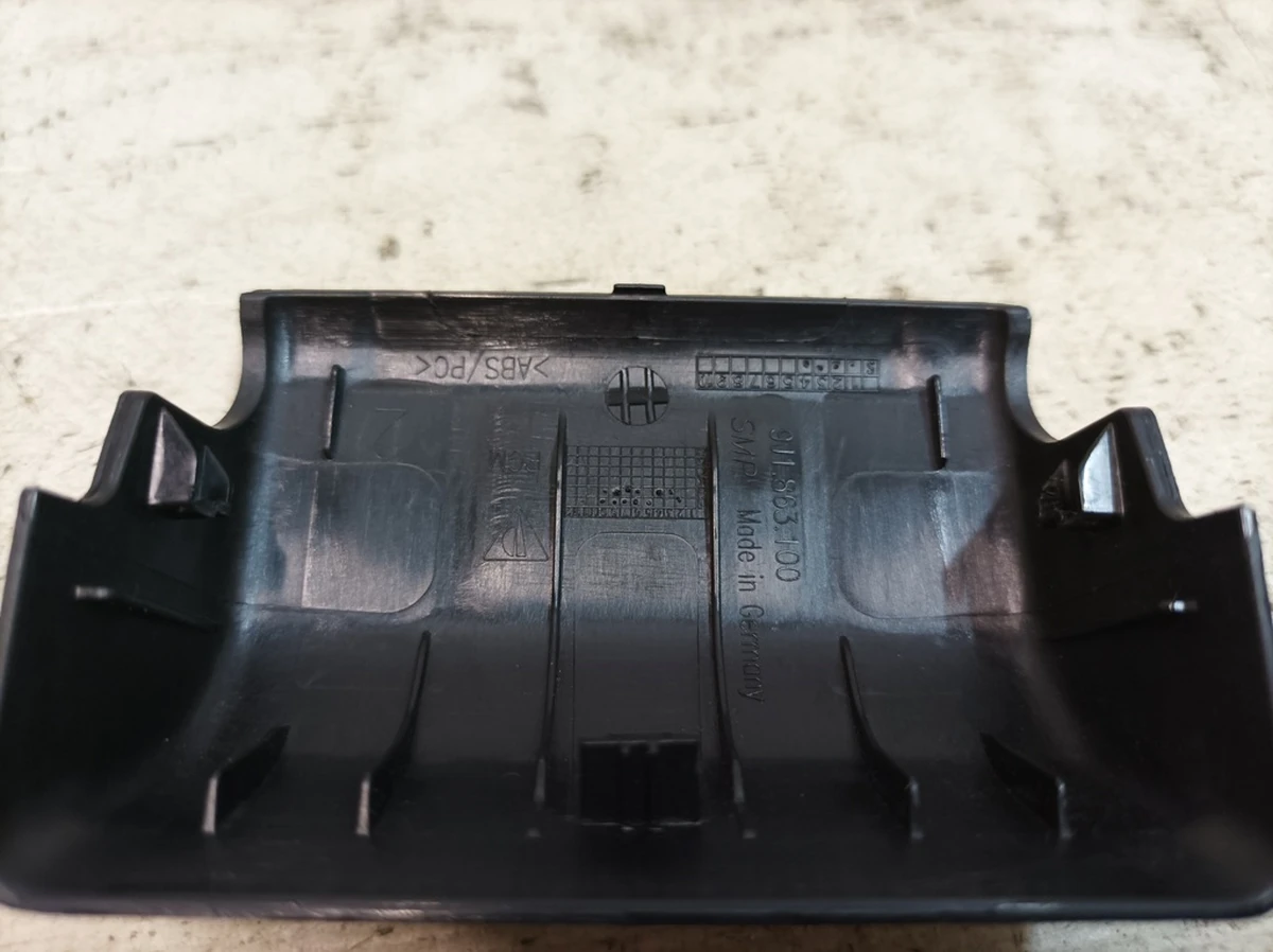 Накладка петлі підлокітника центральної консолі Porsche Taycan 9J1863100