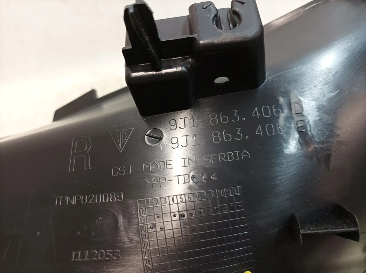 Облицовка внутреняя порога заднего правого с алюминиевой вставкой 1E0 Porsche Taycan 9J1863406D