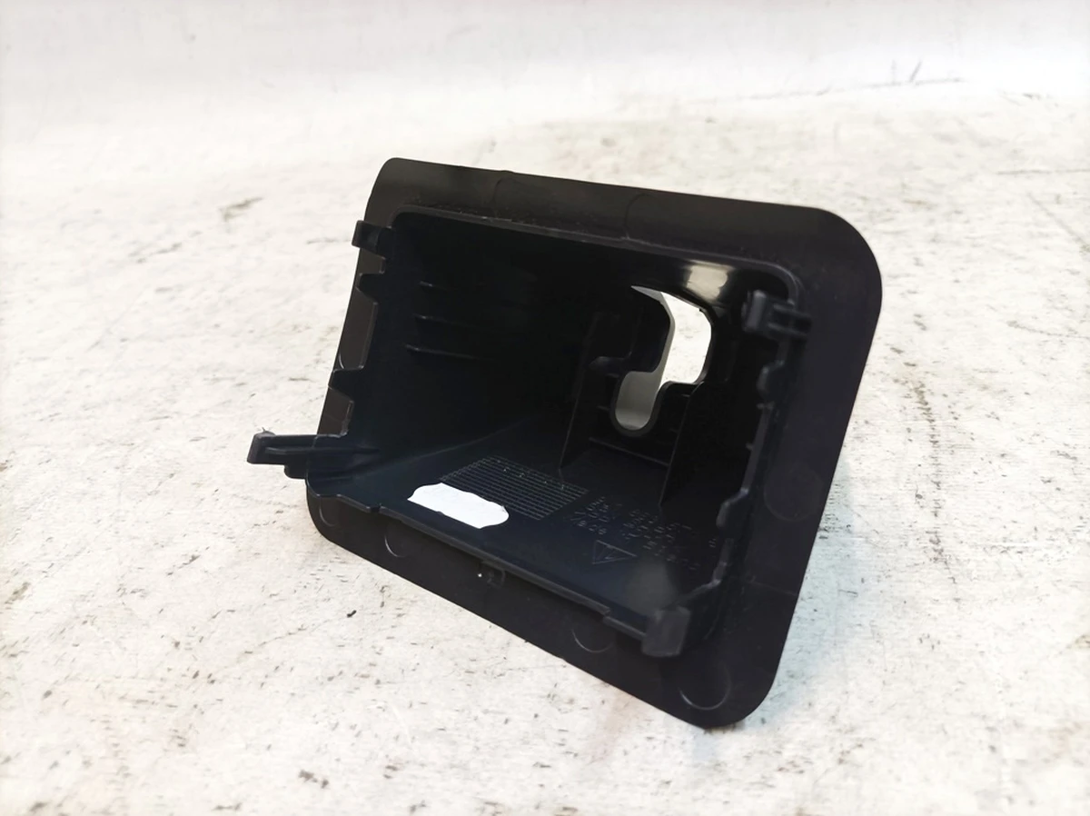 Облицювання замку багажника Porsche Taycan 9J1863571B