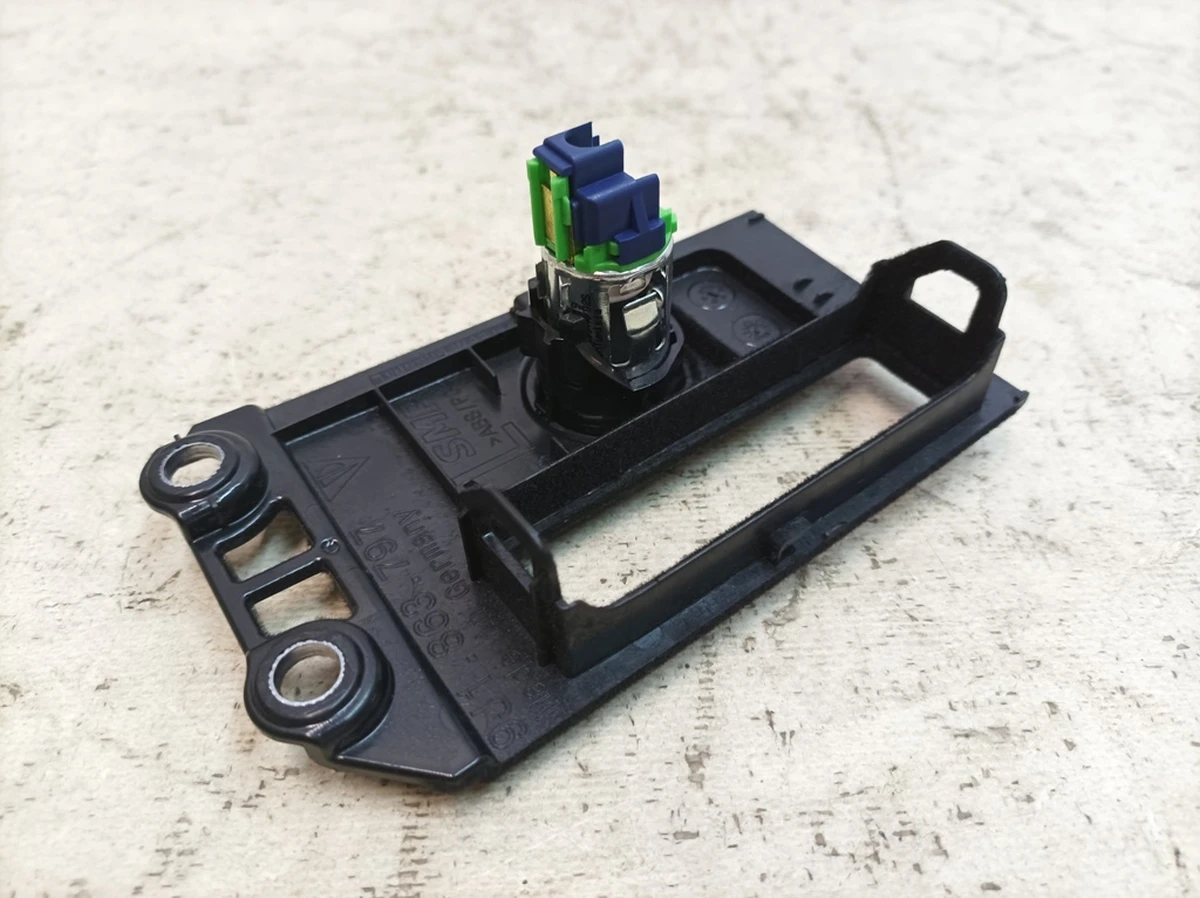 Панель центральної внутрішня консолі з розеткою 12V Porsche Taycan 9J1863797