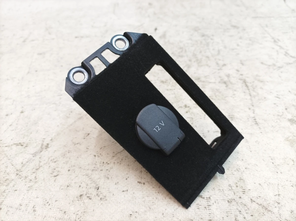 Панель центральної внутрішня консолі з розеткою 12V Porsche Taycan 9J1863797