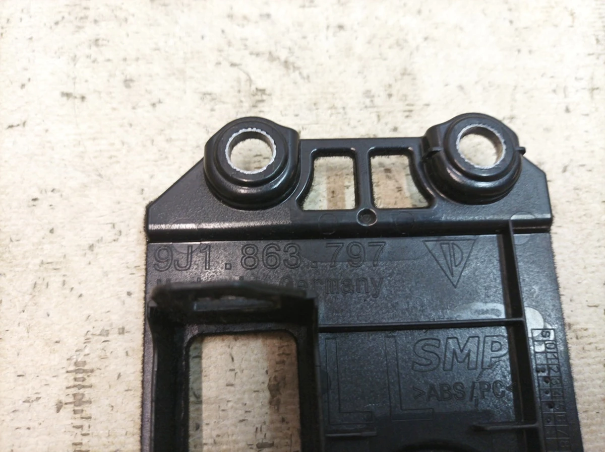 Панель центральної внутрішня консолі з розеткою 12V Porsche Taycan 9J1863797