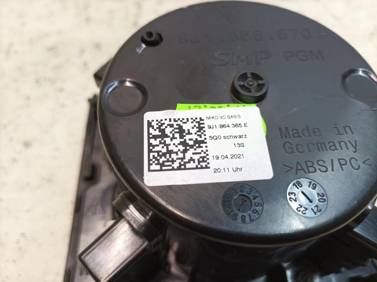 Накладка підстаканника центральної консолі в зборі з підстаканником та підсвічуванням 5Q0 Porsche Taycan 9J1864365E