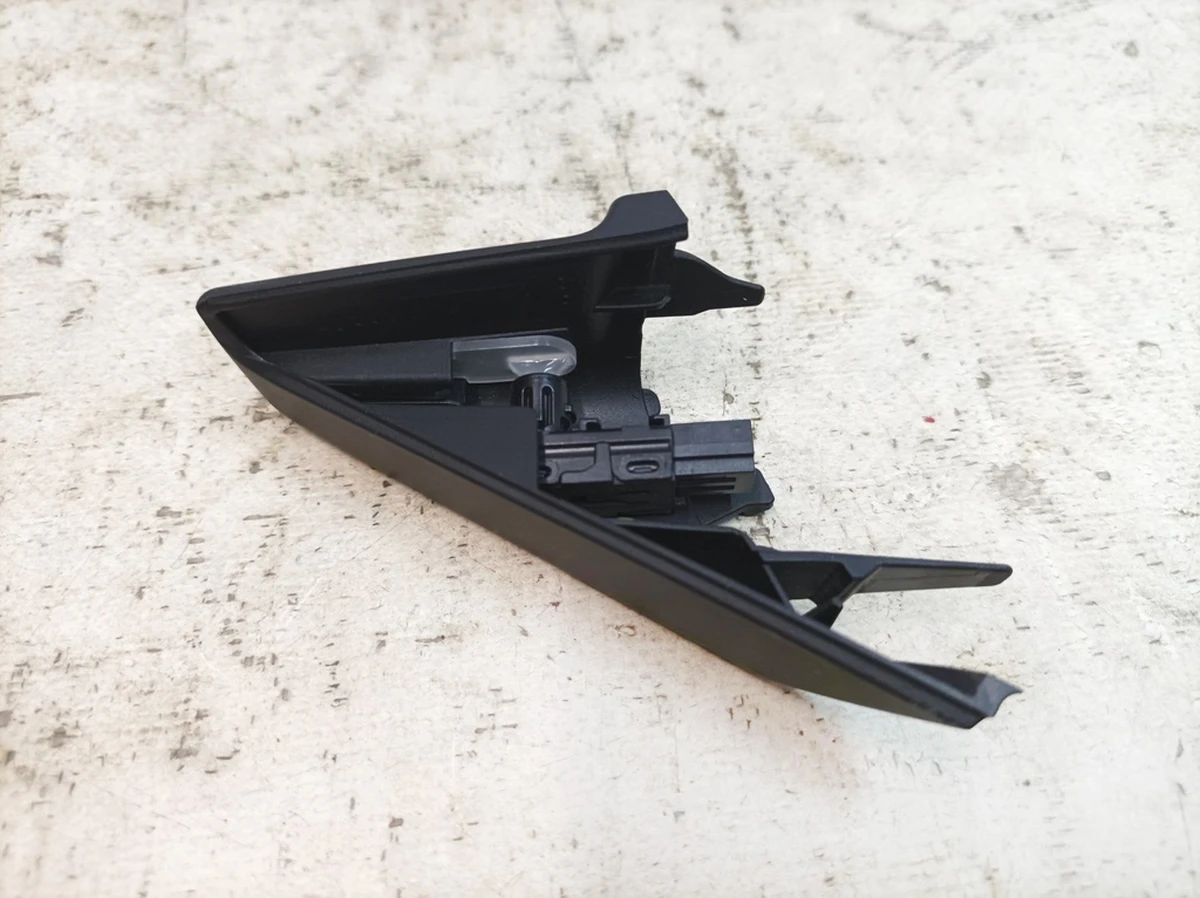 Накладка карти дверей передньої лівої з світловою індикацією Porsche Taycan 9J1867393A