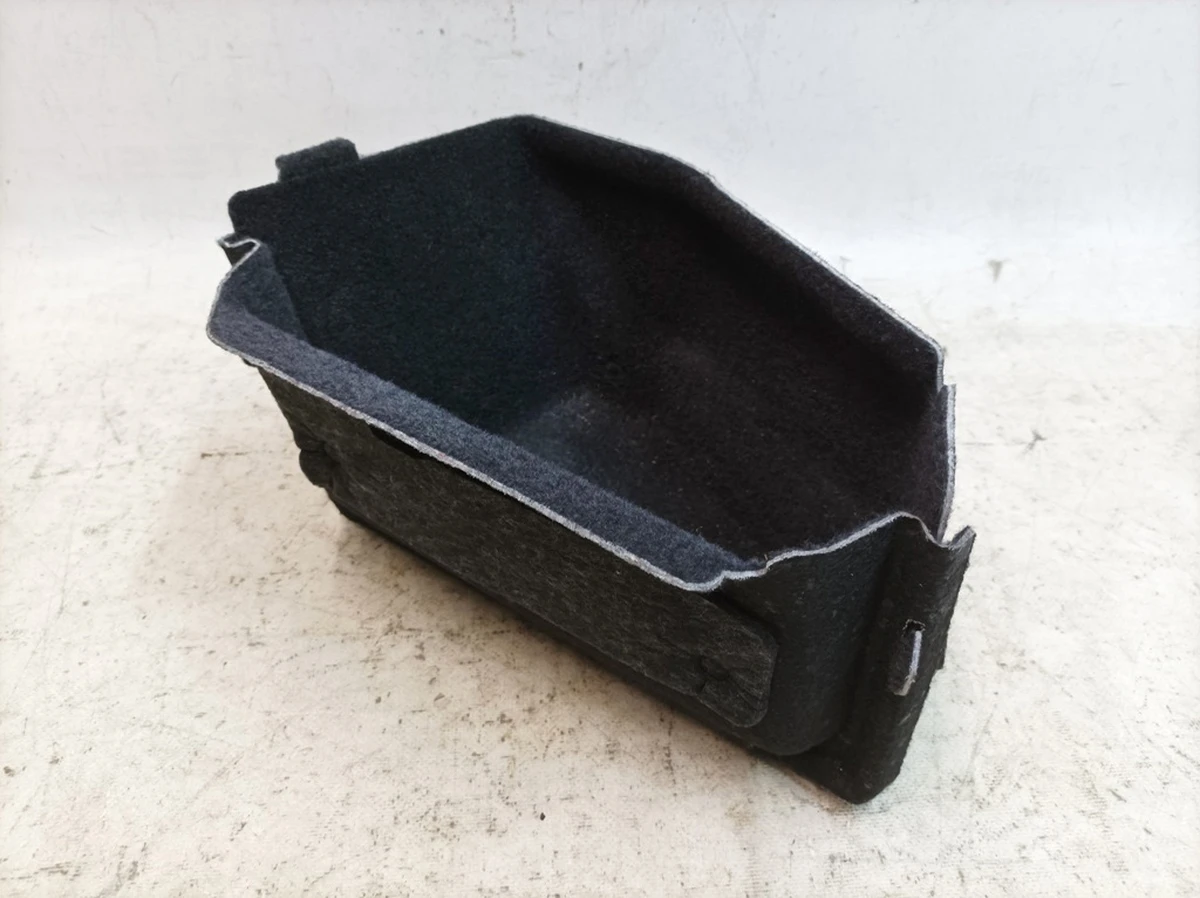 Оббивка багажного відсіку права нижня Porsche Taycan 9J1867428