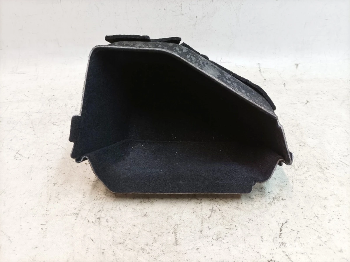 Оббивка багажного відсіку права нижня Porsche Taycan 9J1867428