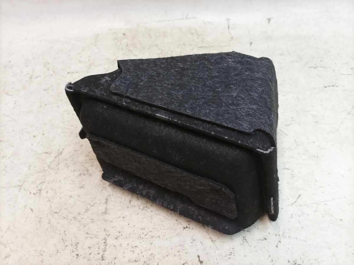 Оббивка багажного відсіку права нижня Porsche Taycan 9J1867428