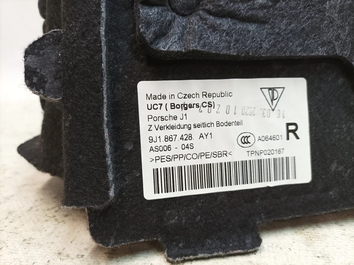 Оббивка багажного відсіку права нижня Porsche Taycan 9J1867428
