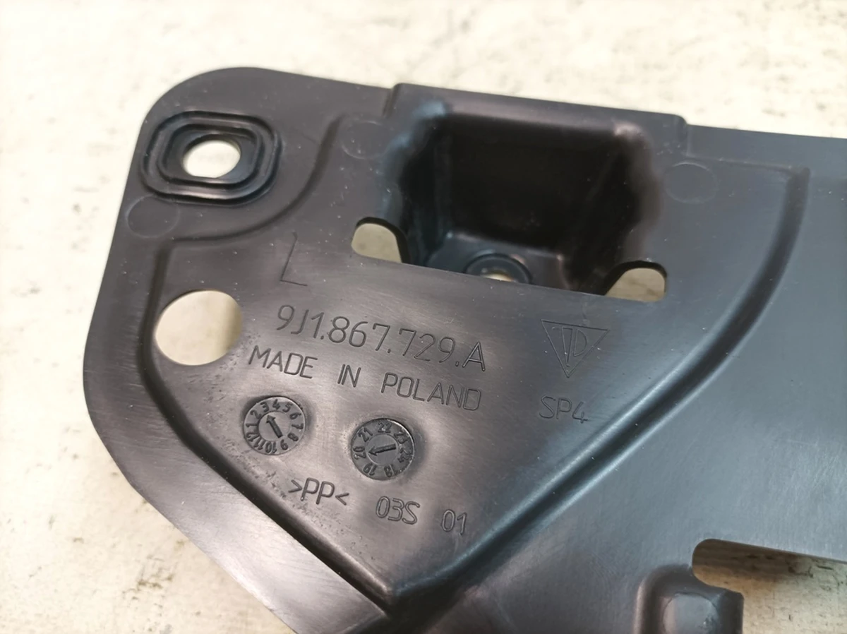 Кронштейн внутренней облицовки порога задний левый Porsche Taycan 9J1867729A