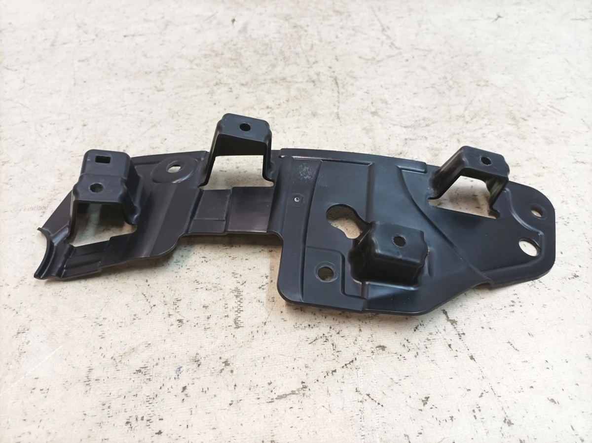 Кронштейн внутренней облицовки порога задний левый Porsche Taycan 9J1867729A