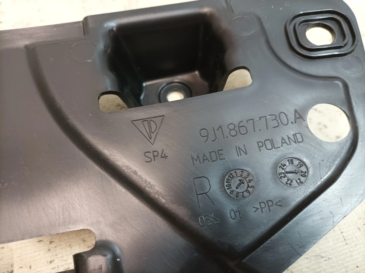 Кронштейн внутрішнього облицювання порога задній правий Porsche Taycan 9J1867730A