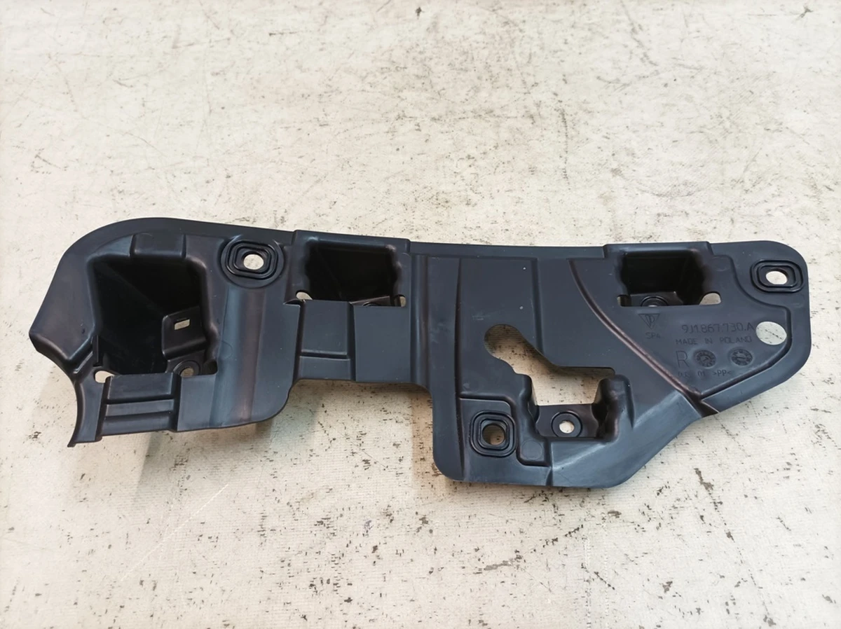 Кронштейн внутрішнього облицювання порога задній правий Porsche Taycan 9J1867730A