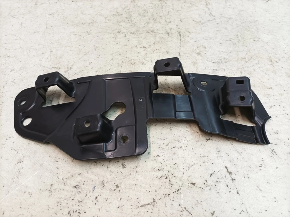 Кронштейн внутрішнього облицювання порога задній правий Porsche Taycan 9J1867730A