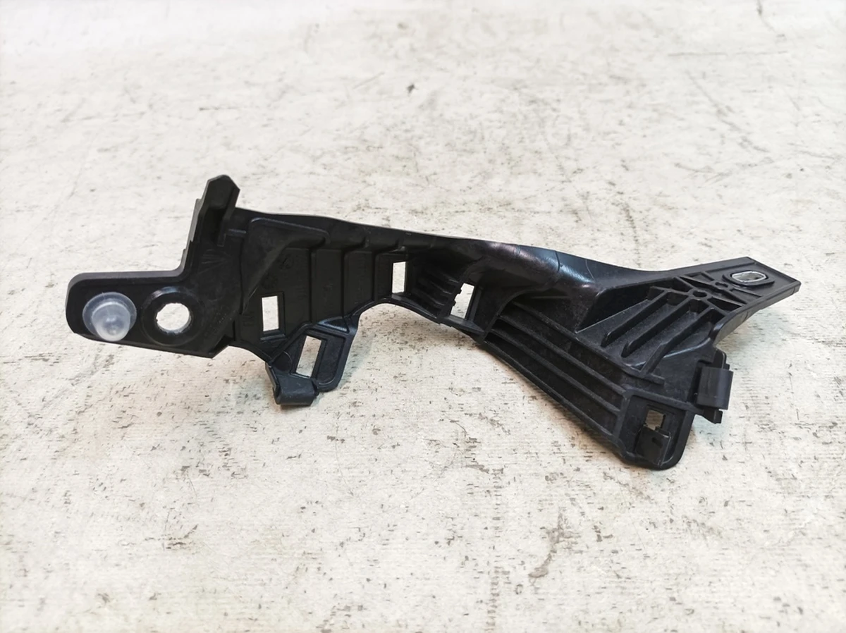 Кронштейн облицювання стійки C правий Porsche Taycan 9J1867892A