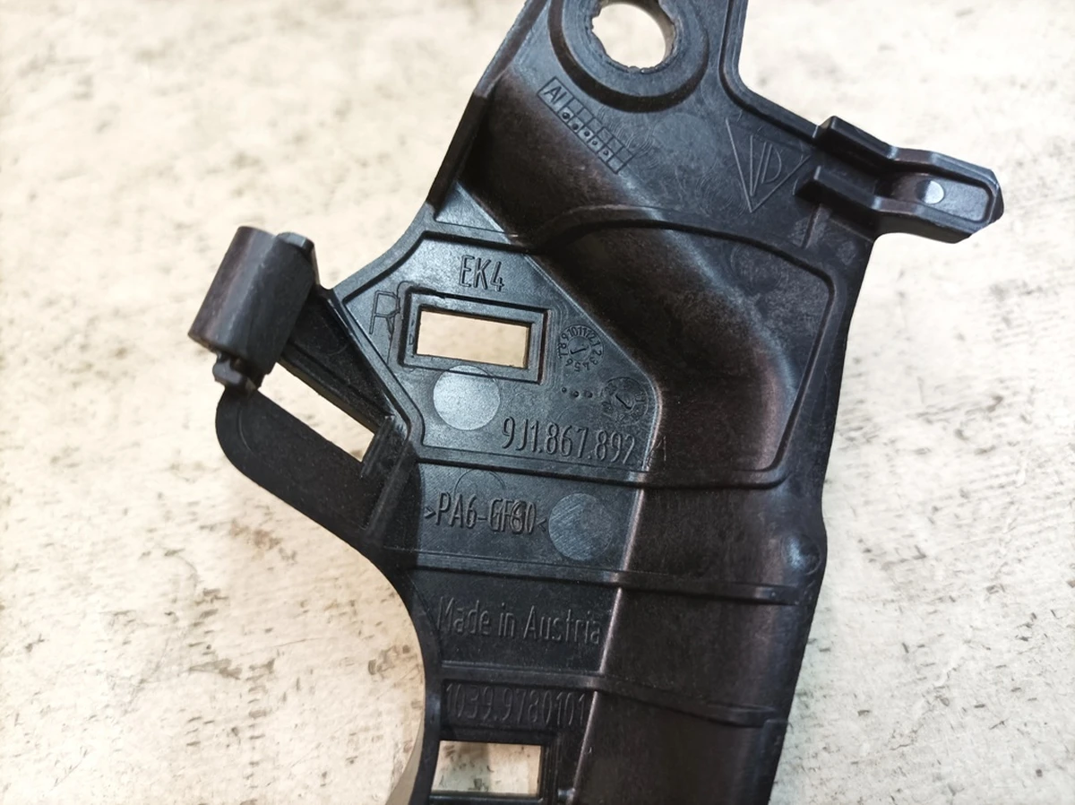 Кронштейн облицювання стійки C правий Porsche Taycan 9J1867892A