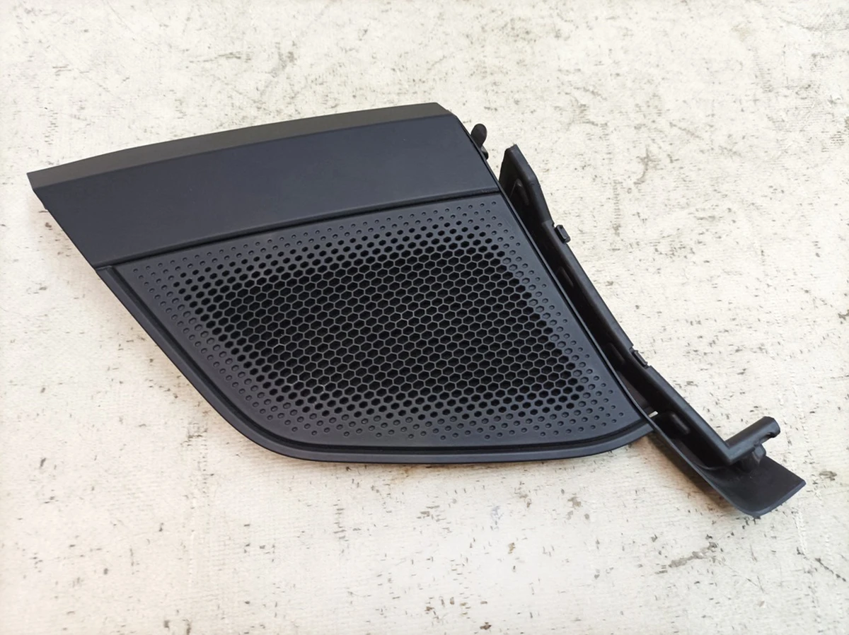 Накладка динамика передней панели правая 5Q0 в сборе с уплотнителем Porsche Taycan 9J1868148