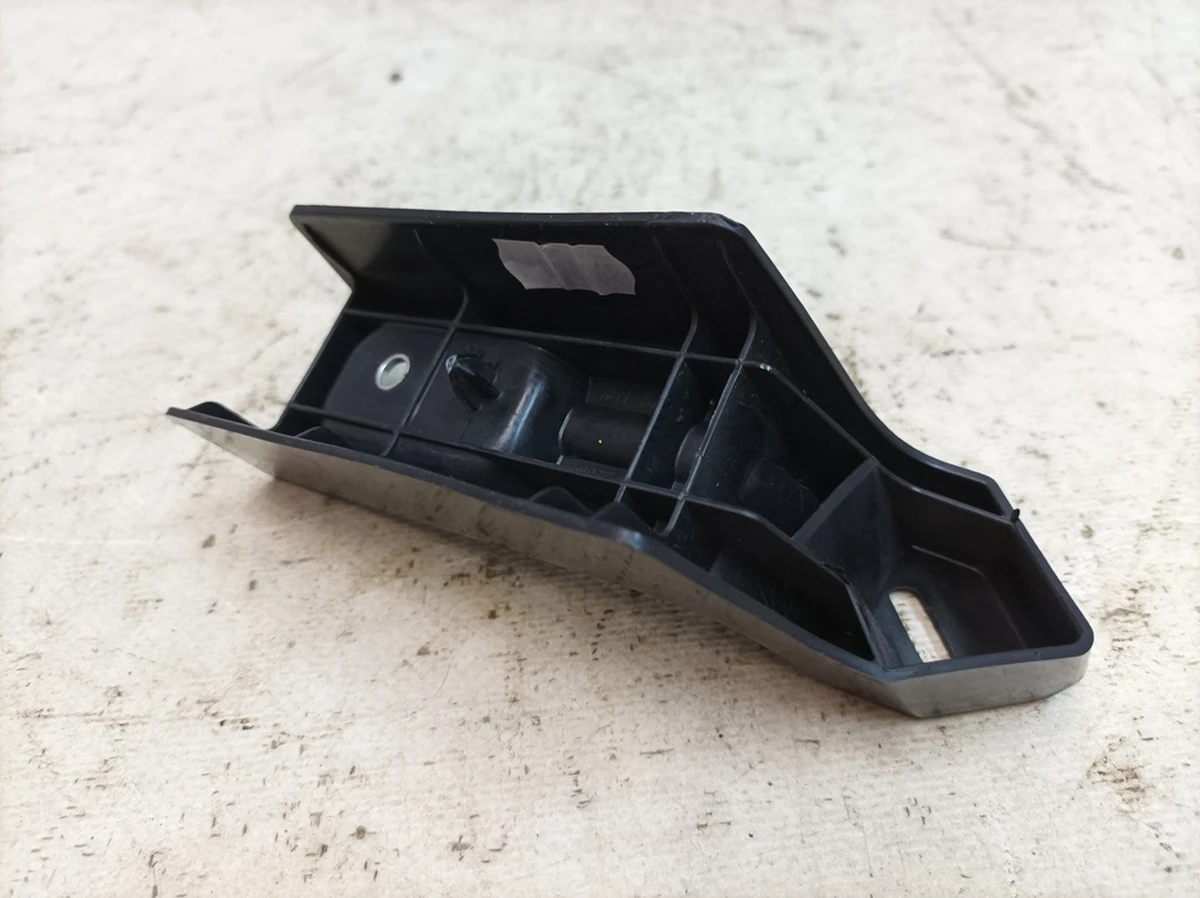 Кронштейн облицовки усилителя наружный Porsche Taycan 9J1868785A