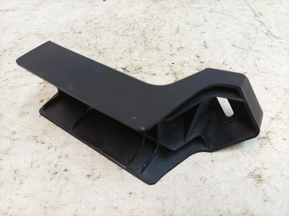 Кронштейн облицовки усилителя наружный Porsche Taycan 9J1868785A