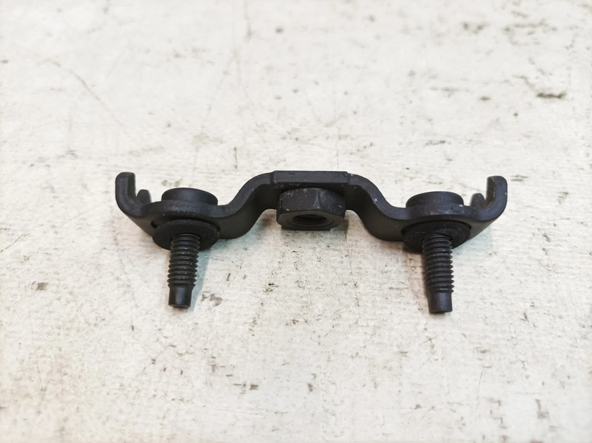 Кронштейн системи кріплення вантажу на даху Porsche Taycan 9J1877939A