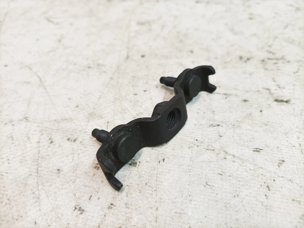 Кронштейн системи кріплення вантажу на даху Porsche Taycan 9J1877939A