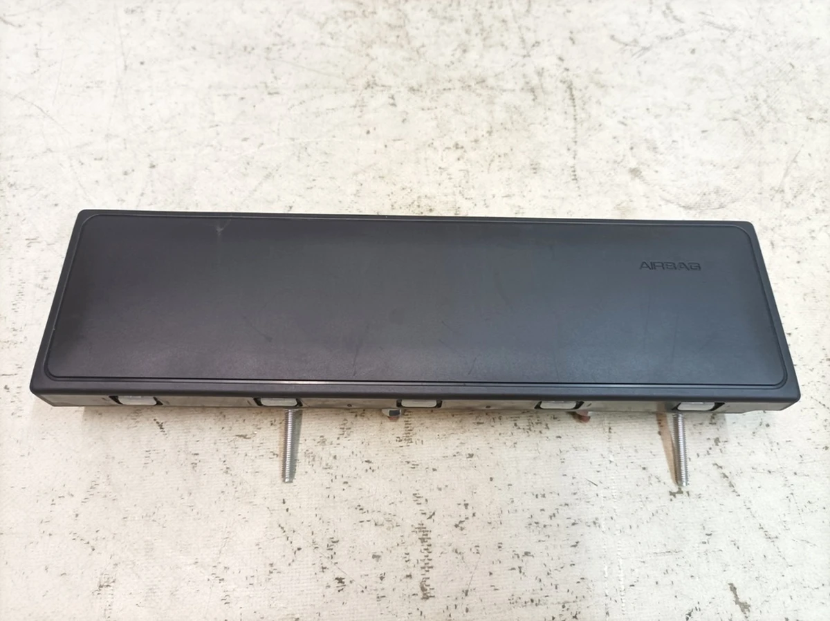 Подушка безопасности колени сторона переднего пассажира Porsche Taycan 9J1880842D