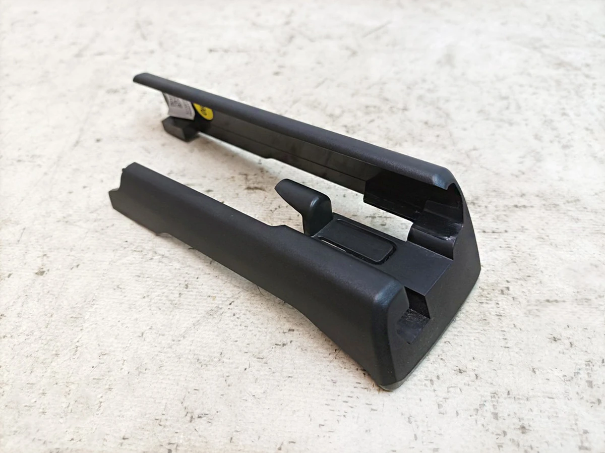 Накладка напрямної сидіння передня ліва зовнішня Porsche Taycan 9J1881347