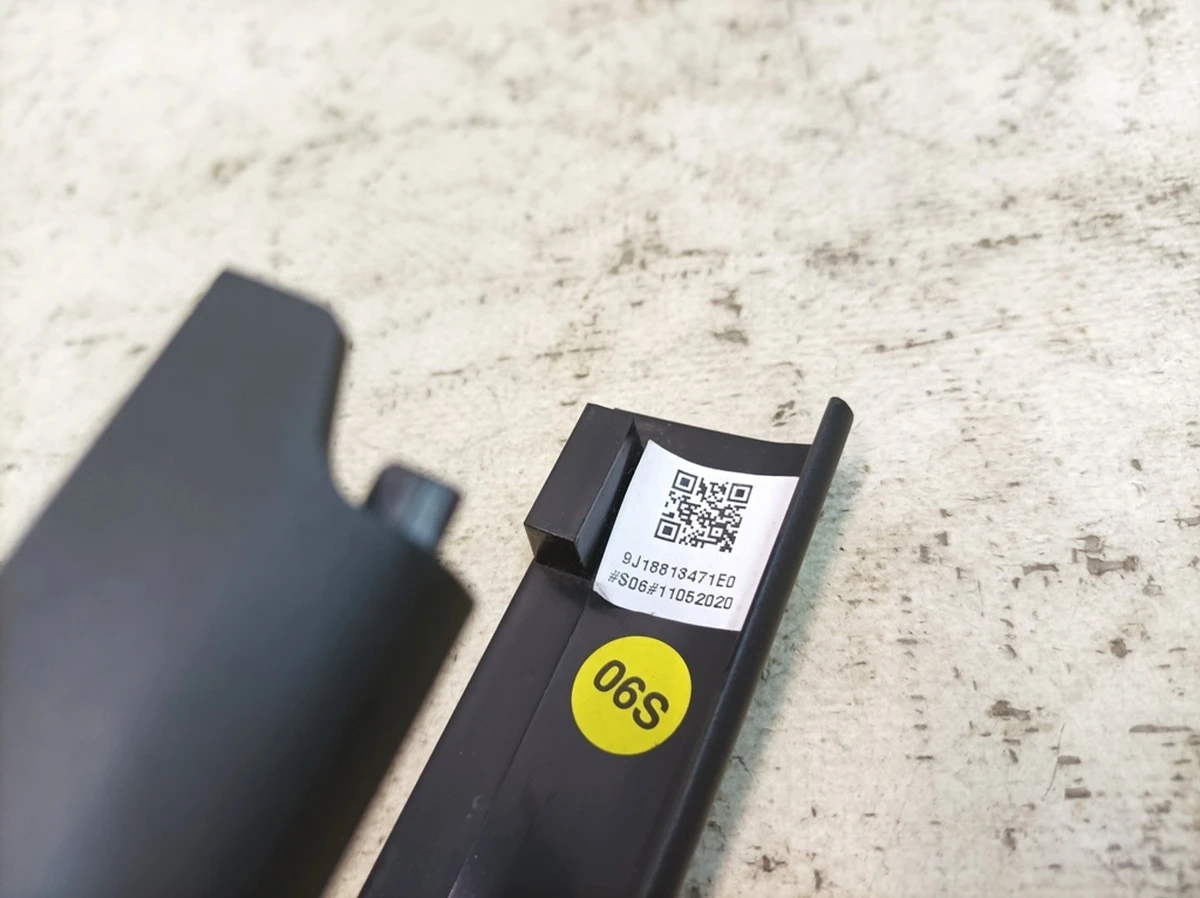 Накладка напрямної сидіння передня ліва зовнішня Porsche Taycan 9J1881347