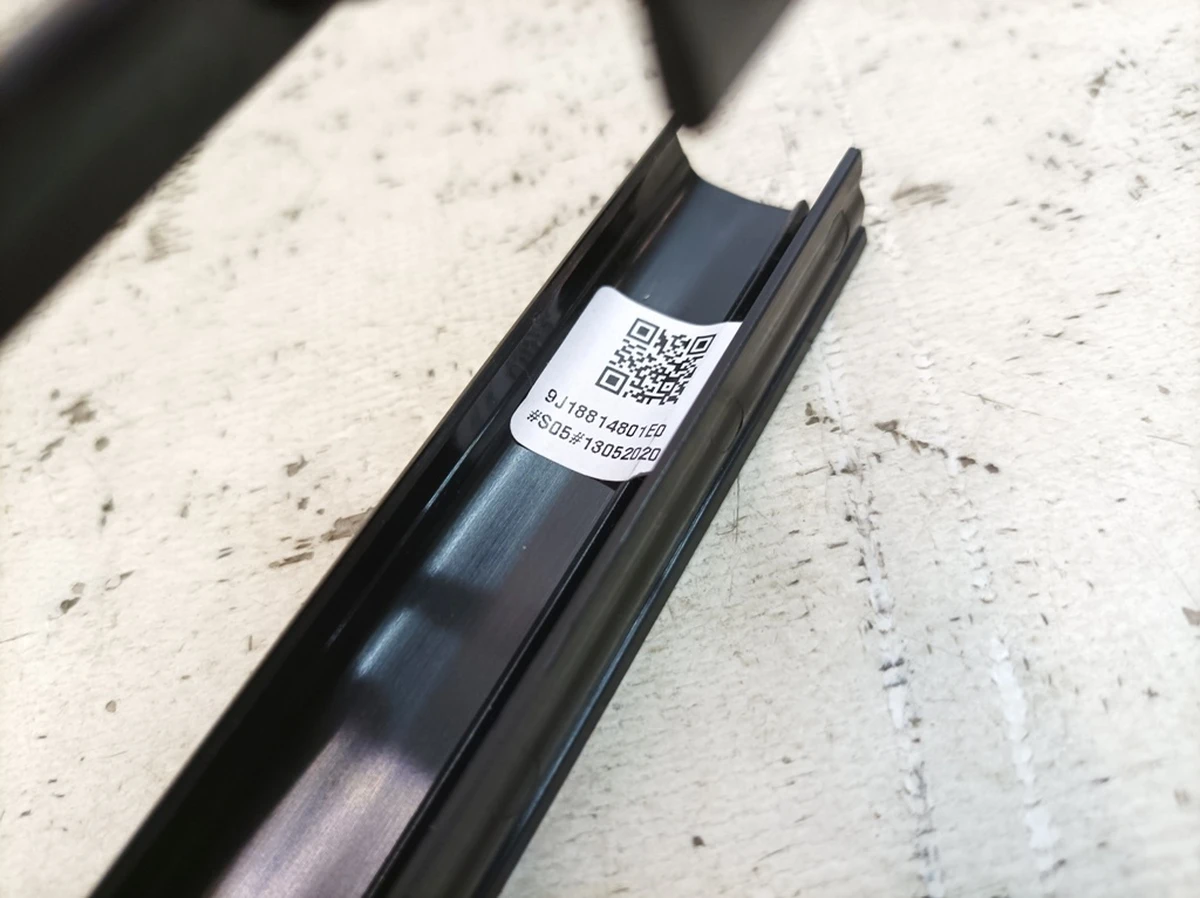 Накладка направляющей сиденья задняя правая внутренняя 1E0 Porsche Taycan 9J1881480