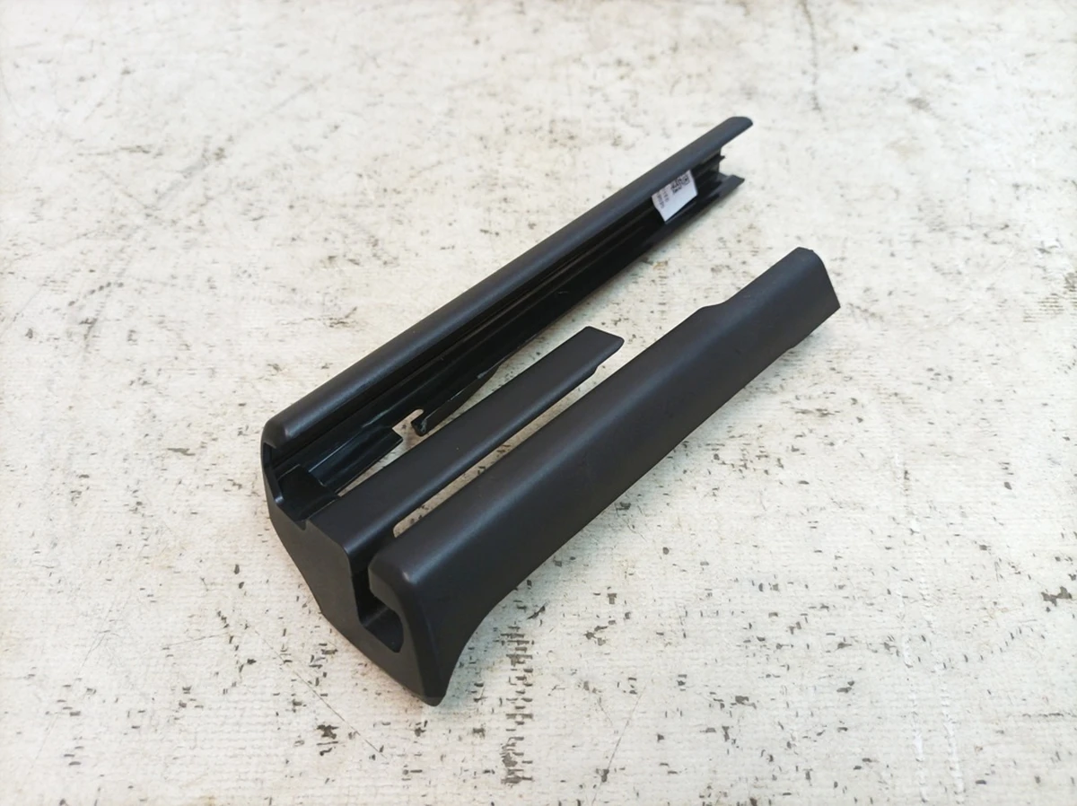 Накладка направляющей сиденья задняя правая внутренняя 1E0 Porsche Taycan 9J1881480