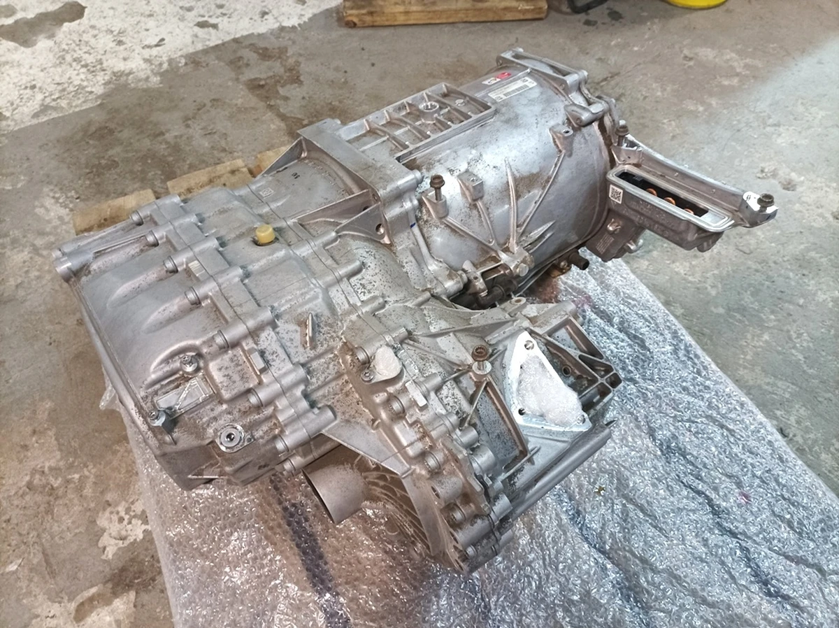 Rear motor assembly with gear shift unit 245/210 Porsche Taycan 9J1901141A