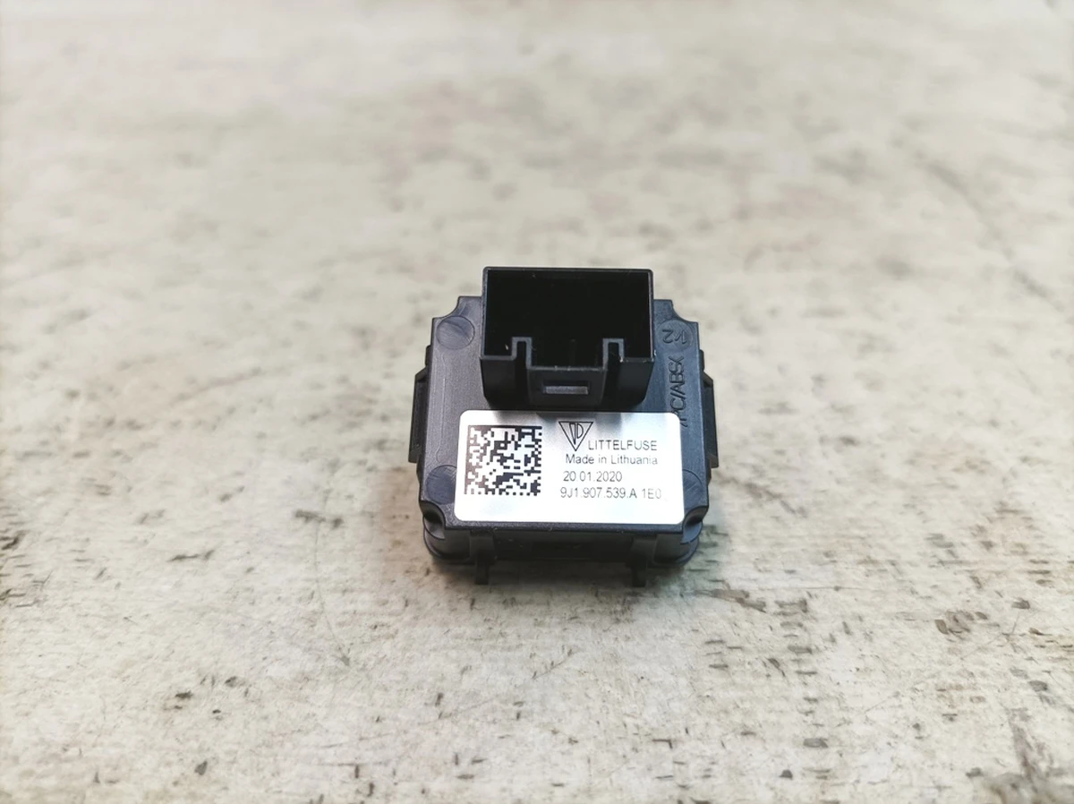 Датчик интенсивности солнечного излучения Porsche Taycan 9J1907539