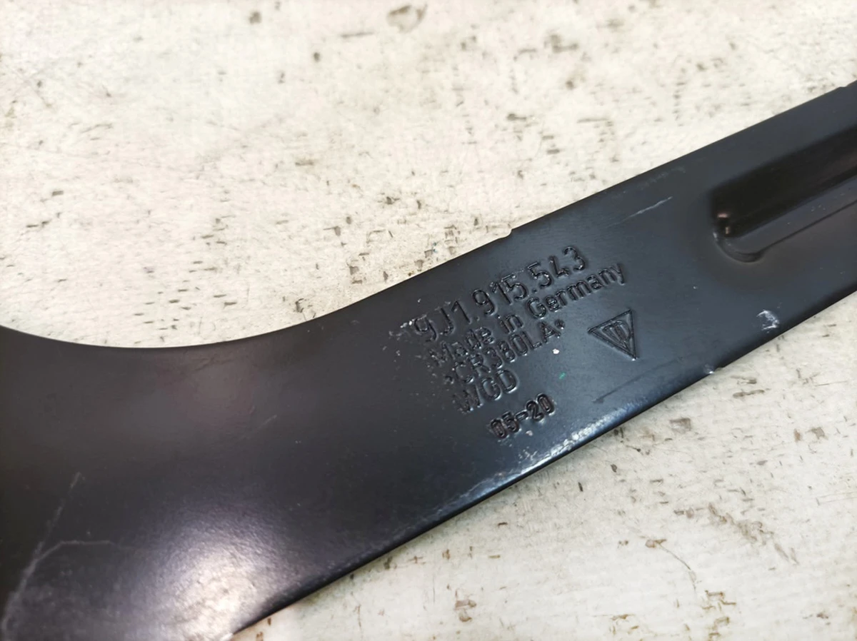 Кронштейн зарядного устройства высоковольтной батареи Porsche Taycan 9J1915543