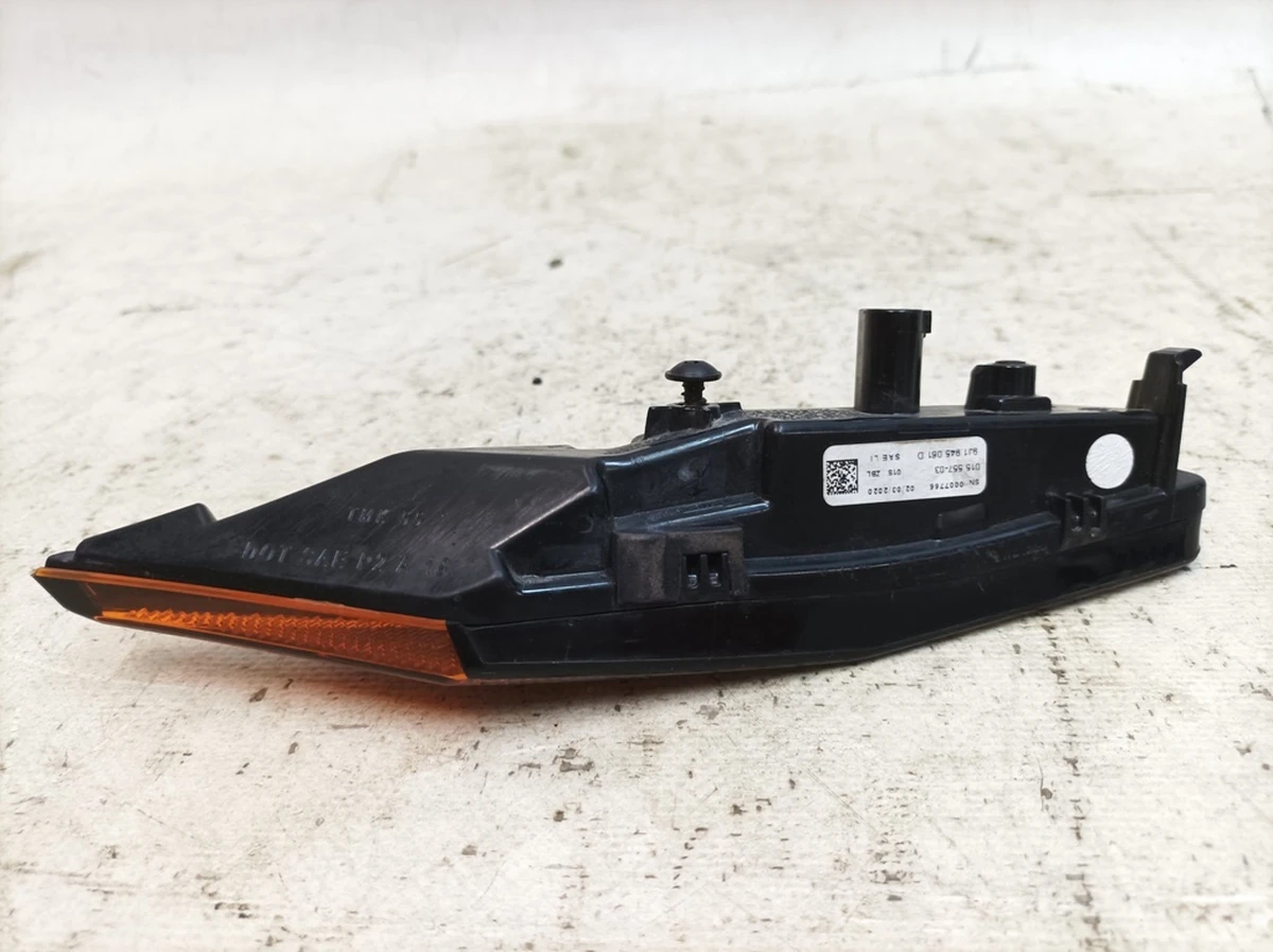 Бічний габаритний лівий вогонь з пошкодженням Porsche Taycan 9J1945061D