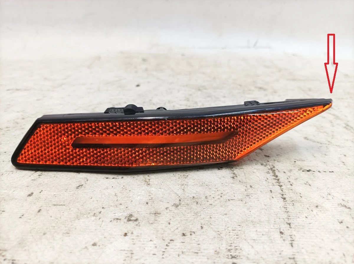 Бічний габаритний лівий вогонь з пошкодженням Porsche Taycan 9J1945061D