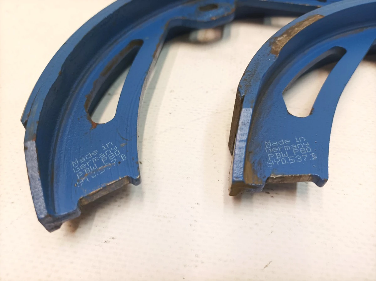 Комплект тормозных колодок стояночного тормоза 210х30мм (2шт.) Porsche Taycan 9Y0537B