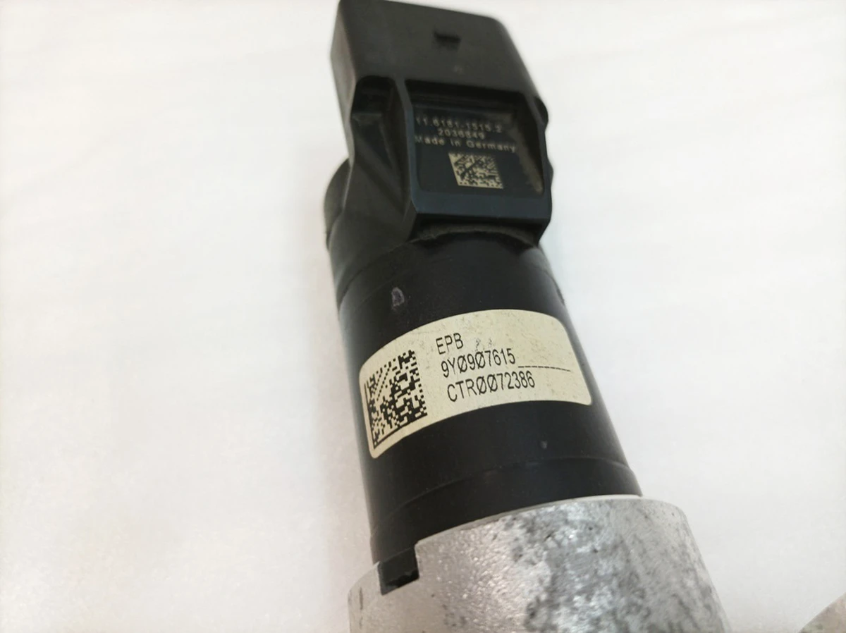 Электродвигатель исполнительный стояночного тормоза левый Porsche Taycan 9A790761500