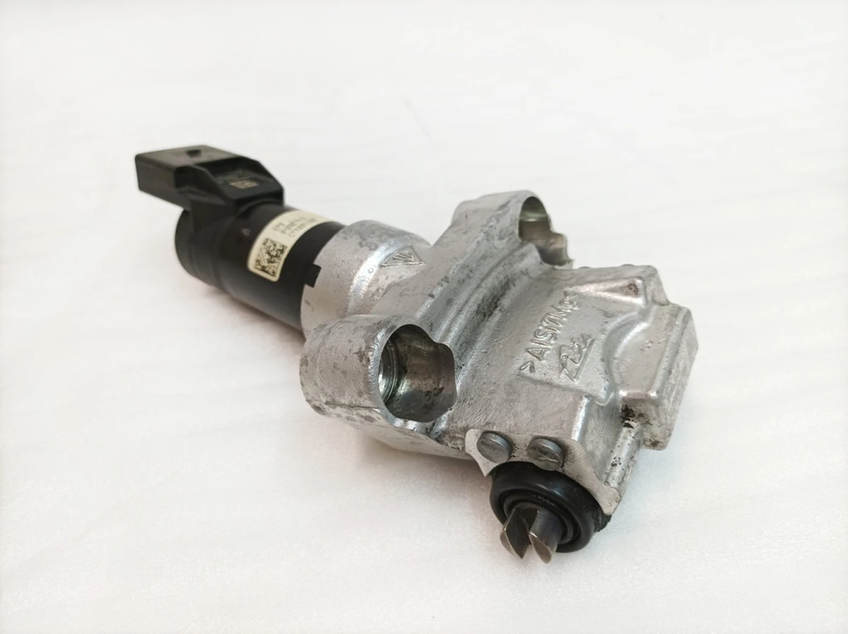 Электродвигатель исполнительный стояночного тормоза левый Porsche Taycan 9A790761500