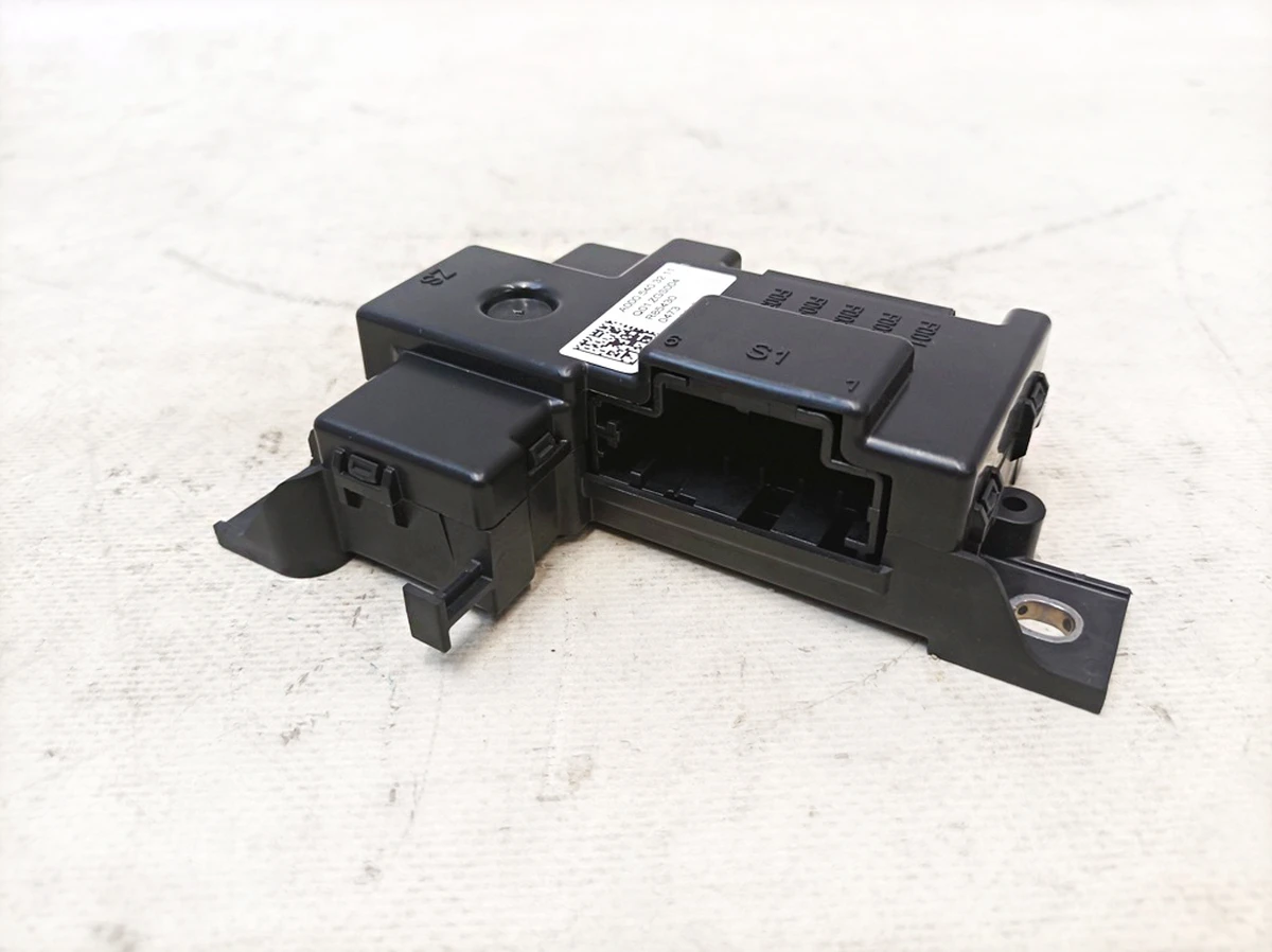 Блок запобіжників задній (із запобіжниками) Mercedes EQS A0005403211