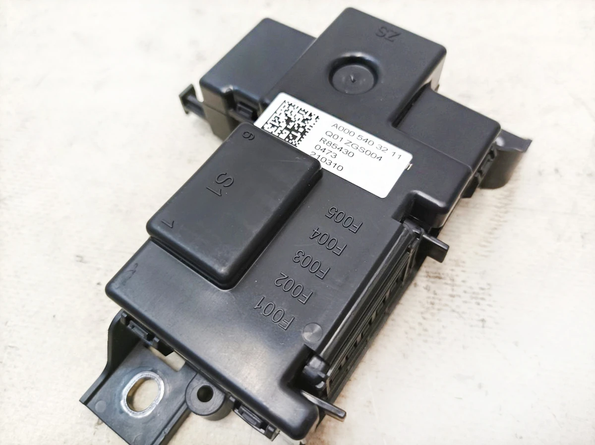 Блок запобіжників задній (із запобіжниками) Mercedes EQS A0005403211